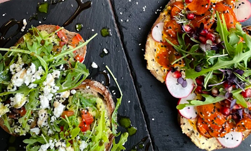 Image 1: Vegetarisches Frühstück oder Omelette nach Wahl & 1 Heißgetränk