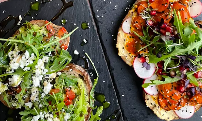 Vegetarisches Frühstück oder Omelette nach Wahl & 1 Heißgetränk für 1, 2 oder 4 Personen (bis zu 39% sparen) - Primary Image