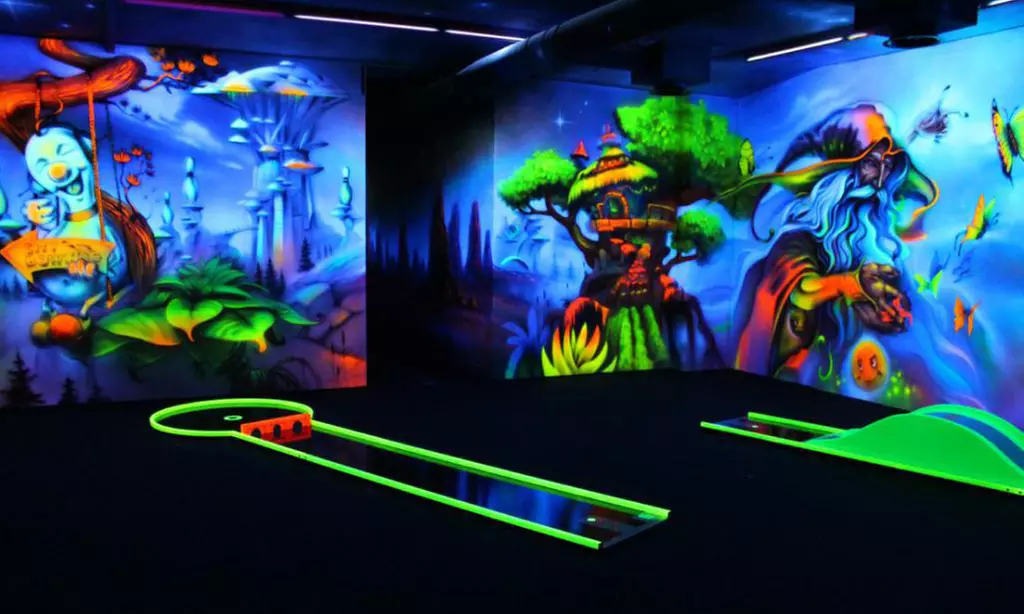 Spaß garantiert bei 1 Spiel 3D Minigolf & Equipment für 2-6 Personen