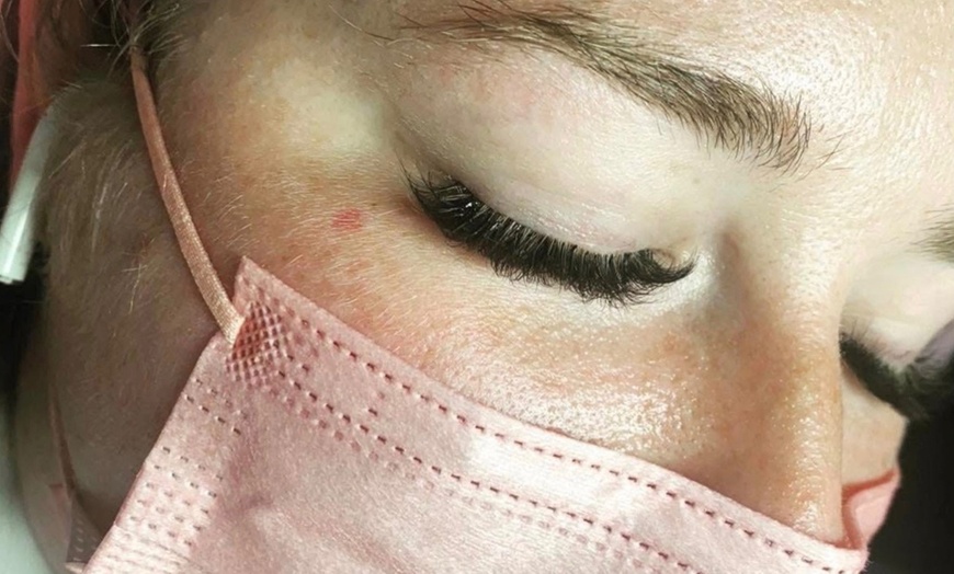 Image 4: Get Dramatic Light, Regular or Mega Volume Eyelash Extensions 