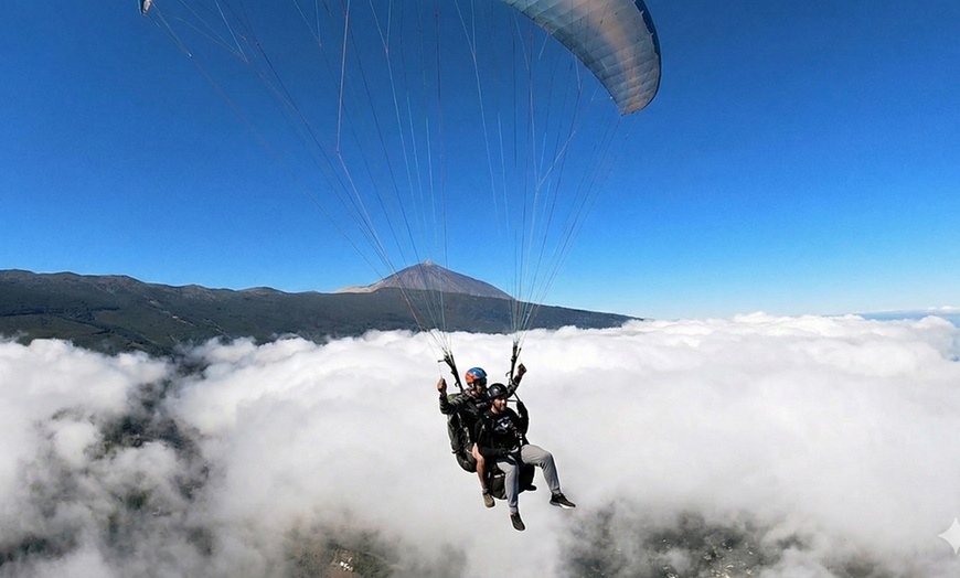 Image 6: Vuelo estándar o acrobático en parapente con video del despegue 