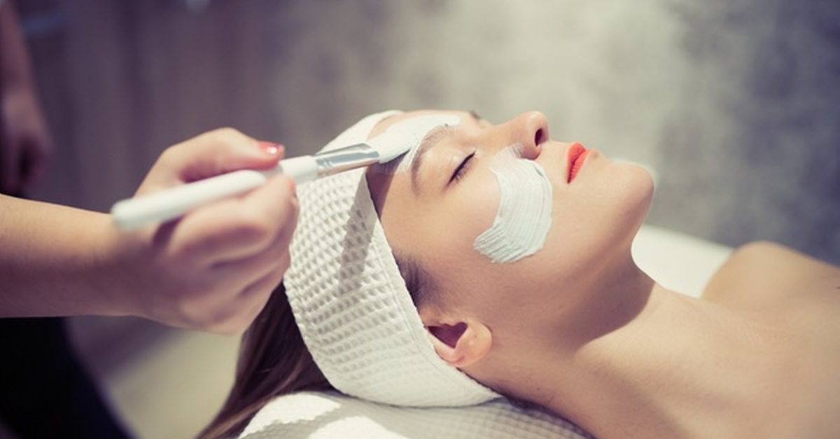 Tratamiento facial con limpieza o lifting con carbón activo en Tenerife