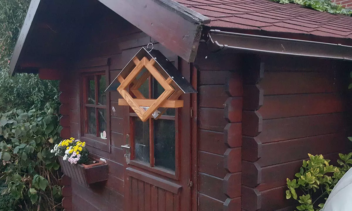 Vogelhaus aus Kiefer in modernem Design zum Aufhängen - Primary Image