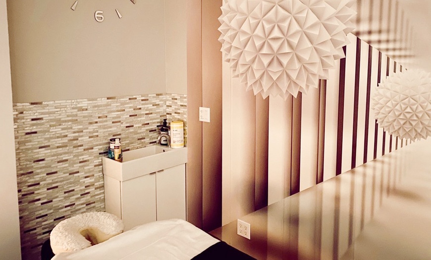 Image 3: Unwind with One 60 or 90 Minutes Deep Tissue Massage