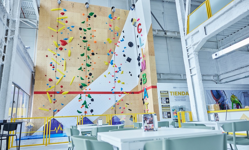 Image 3: ¡Escala sin límites! Acceso libre a rocódromo para niños o adultos 