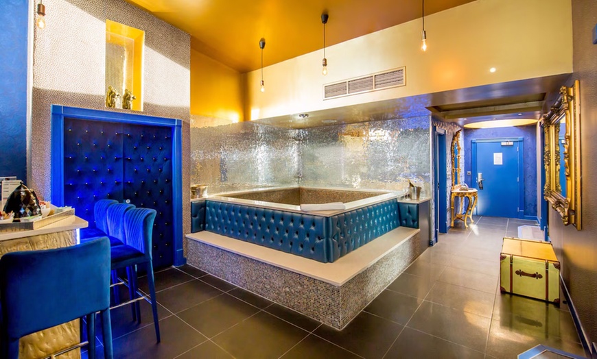 Image 3: Liverpool: Luxury Double Room with Jacuzzi, Prosecco, & Late Checkout