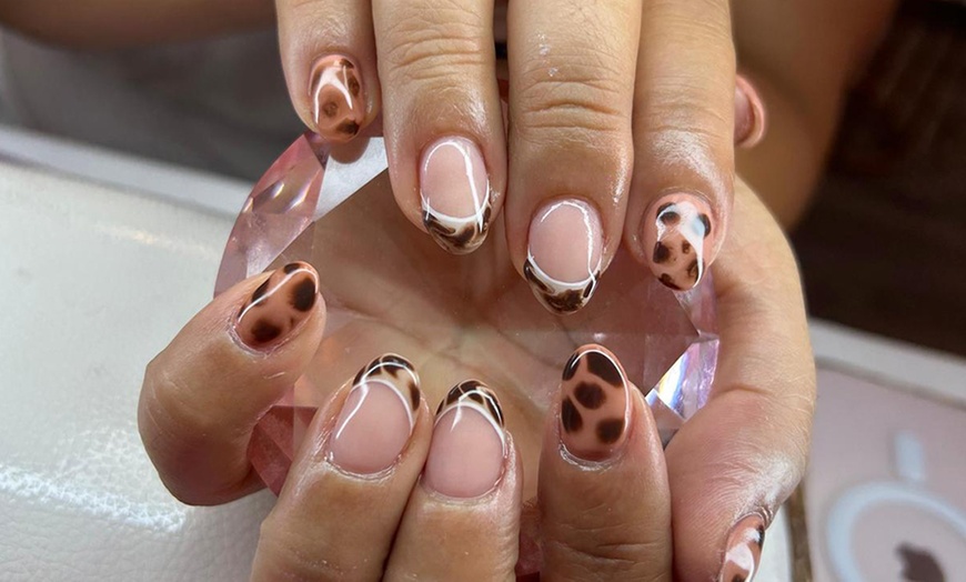 Image 11: Manicura y/o pedicura o primera puesta de gel/acrílico 