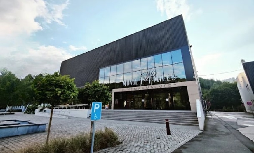 Image 4: Une place de cinéma avec popcorn pour découvrir les films du moment