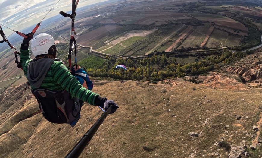 Image 6: Vuelo biplaza en parapente con profesional para 1 o 2 personas 