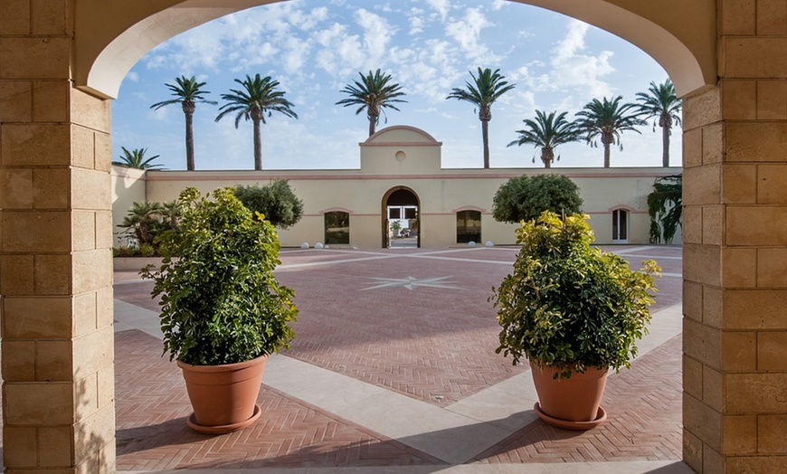 Image 2: Mazara del Vallo 4*: camera con colazione o mezza pensione