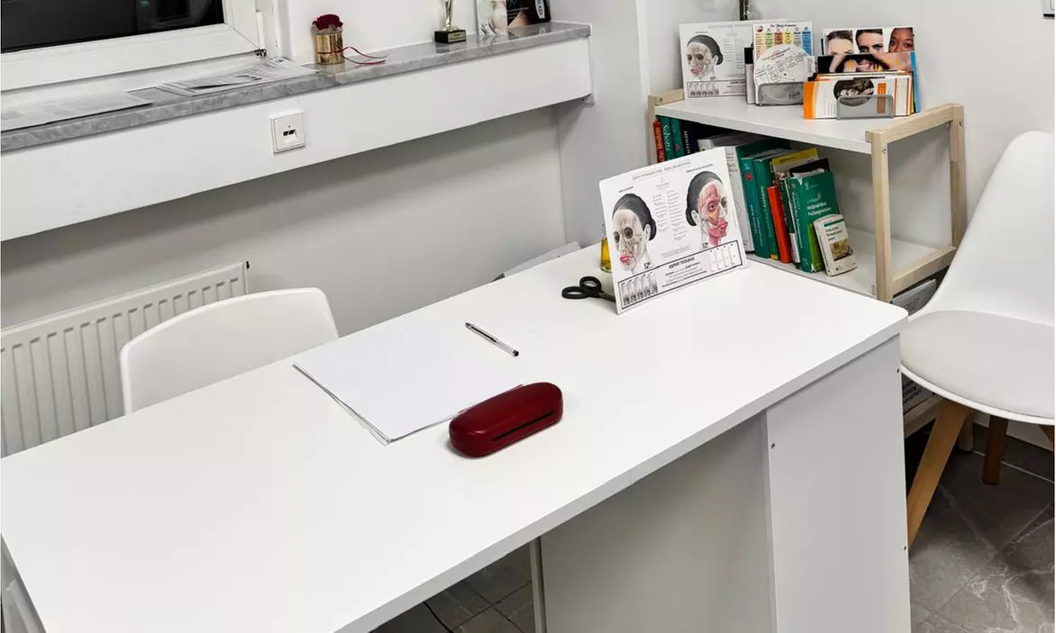 Injektion von 0,75-2 ml Hyaluron im Gesicht für Zone nach Wahl für 1 Person (bis zu 60% sparen) - Second Medium