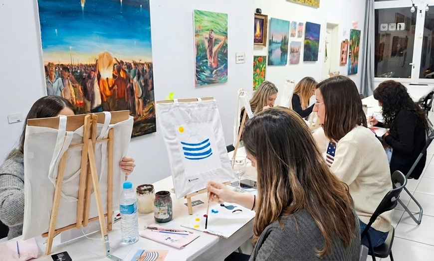 Image 2: Taller crea y pinta tu Tote Bag durante 2 horas con bebida incluida