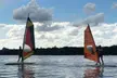 Jetzt Windsurfen lernen: 5 Std. Windsurf-Grundkurs inkl. Leihausrüstung für 1 oder 2 Personen (bis 33% sparen) - Second Medium