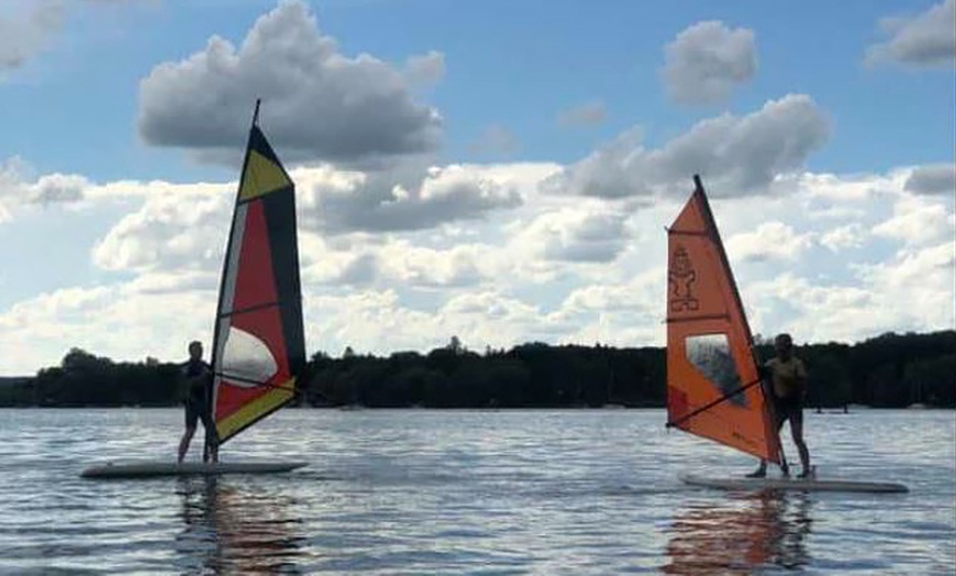 Image 2: 5 Std. Windsurf-Grundkurs inkl. Leihausrüstung für 1 oder 2 Personen