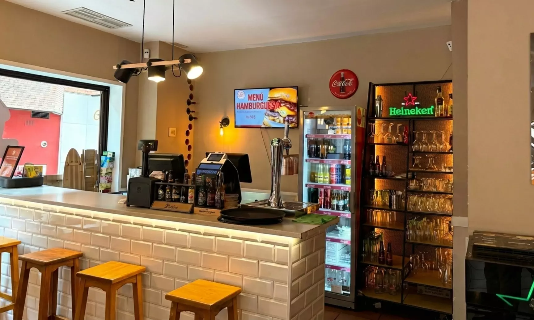 Menú de burger para 2 o 4 con bebidas y opción a entrante y postre