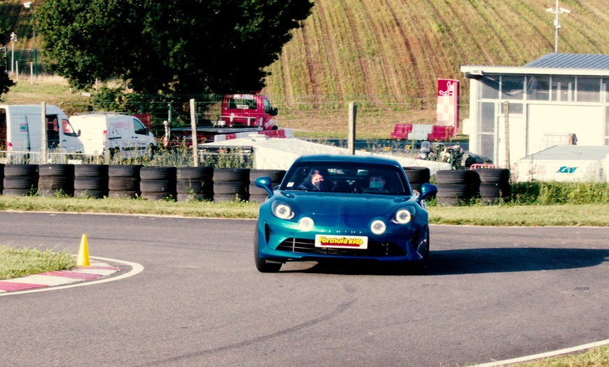 Image 6: Stage de conduite junior : 3 tours sur circuit avec Formula Kids