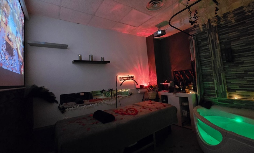 Image 6: Cabina romántica con infusión, pétalos, bombones, champán y spa 