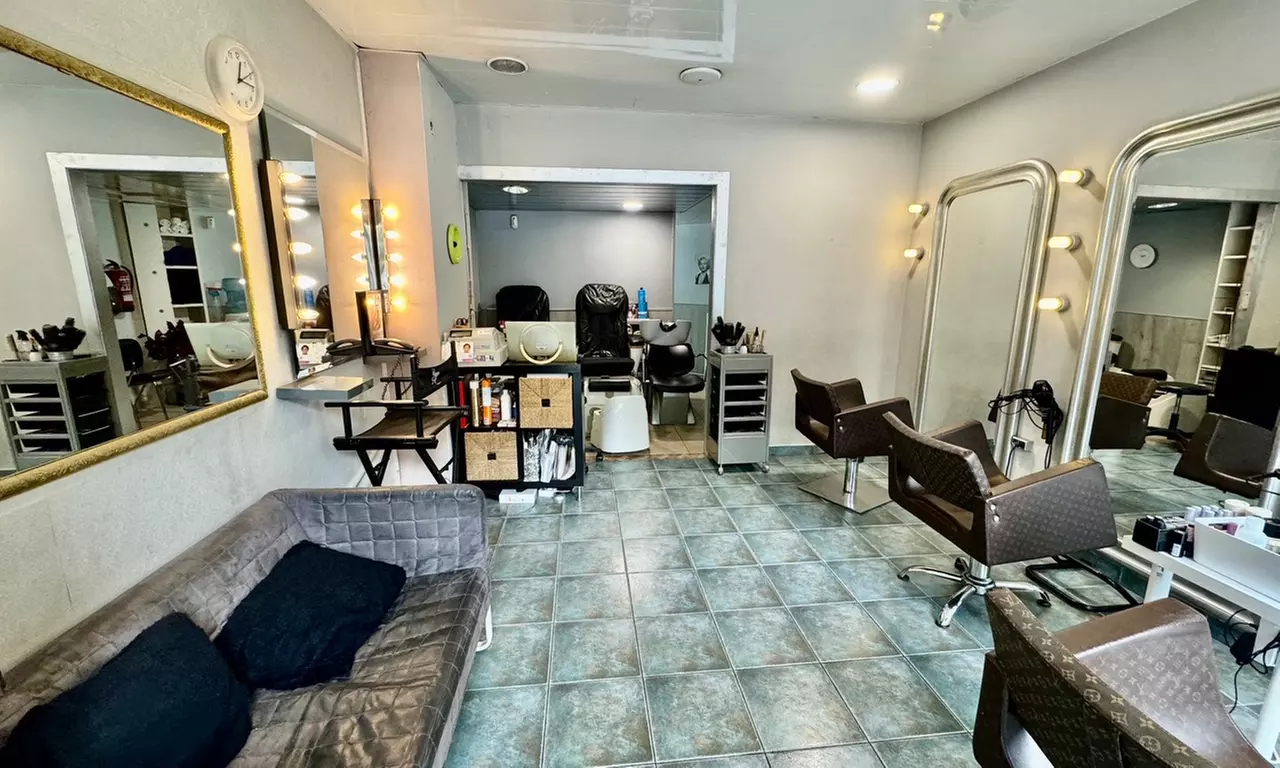 Sesión de peluquería en Benzant Salon con corte, peinado y opciones de tinte, mechas o keratina hasta 75% menos - Second Medium