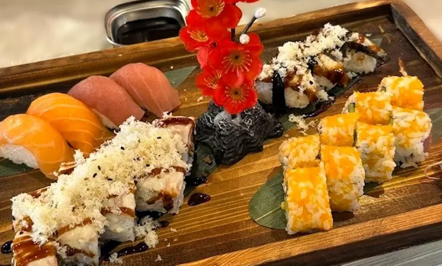 Image 1: Saborea la tradición: menú de sushi con 24 o 48 piezas para 2 o 4