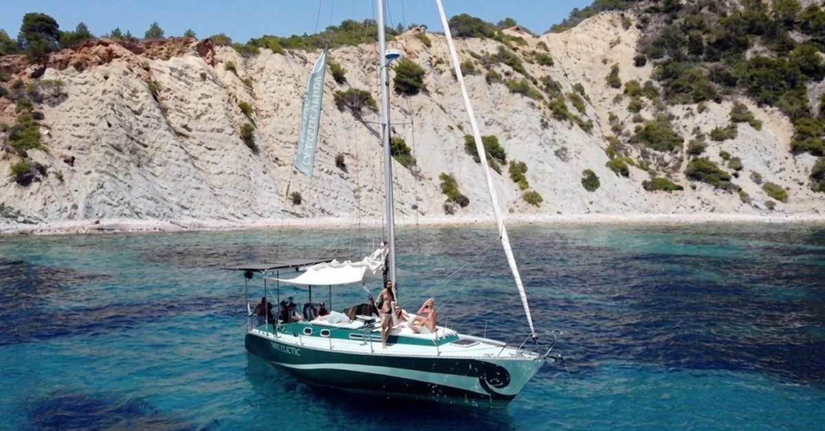 Paseo en barco solar por Dénia para grupos de 2 a 8 personas