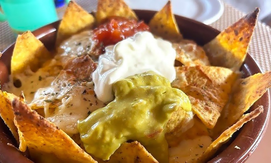 Image 11: Menú con gran variedad de platos y copa de vino para 2 o 4 personas