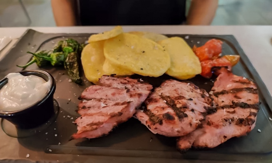 Image 7: Parrillada para 2 o 4: aperitivo, entrantes, postres, bebida y vino
