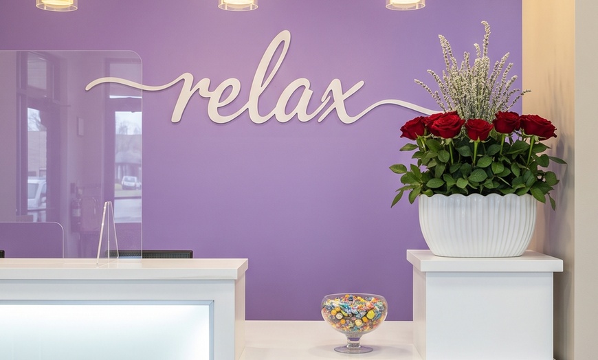 Image 3: 60-Min Couples Massage with Hot Stones, Hot Towels & Aromatherapy