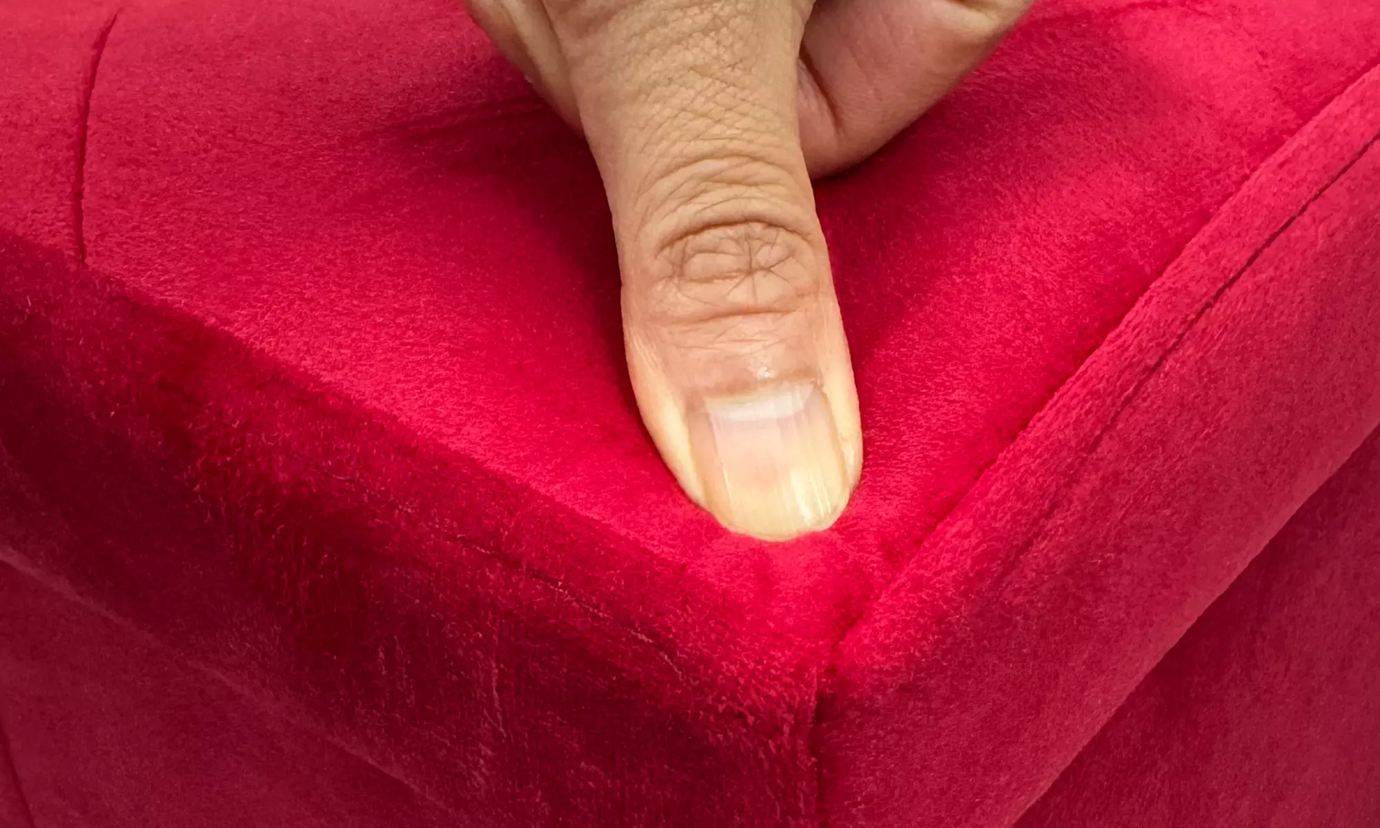 Puff cuadrado con tapizado de terciopelo