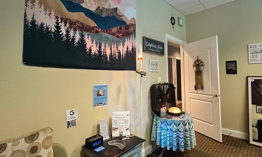 Image 5: 60/90-Min Full Body Massage, Assessment & Red Light Therapy Session! 