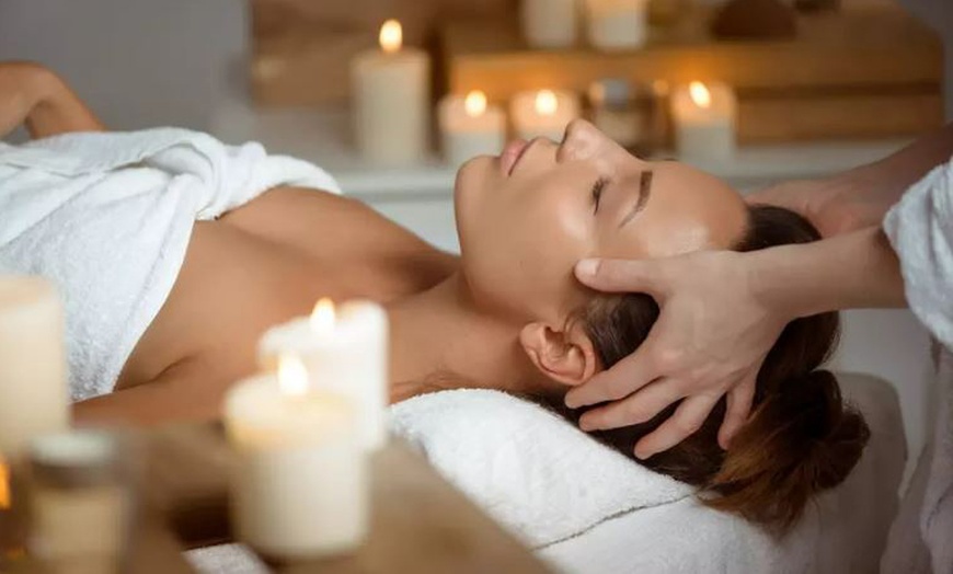 Image 2: Massage californien et soin du visage en option à Lyon