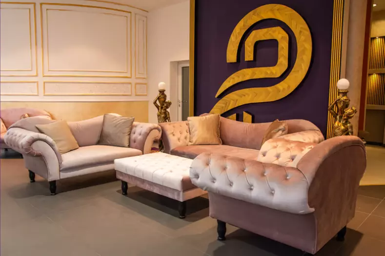 Mani- und / oder Pediküre mit Lack und optionaler Gesichtsbehandlung