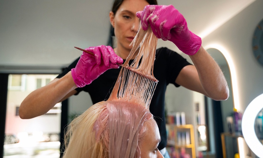 Image 2: Cambia de look con un corte, secado, tinte de raíz, mechas o ambas