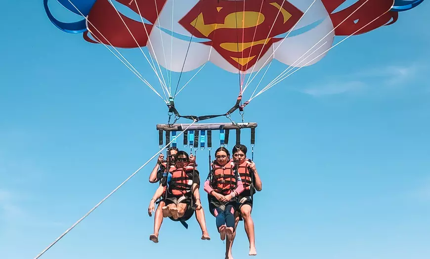 Image 1: Vuela alto: experiencia de parasailing para 2 o 4 personas 