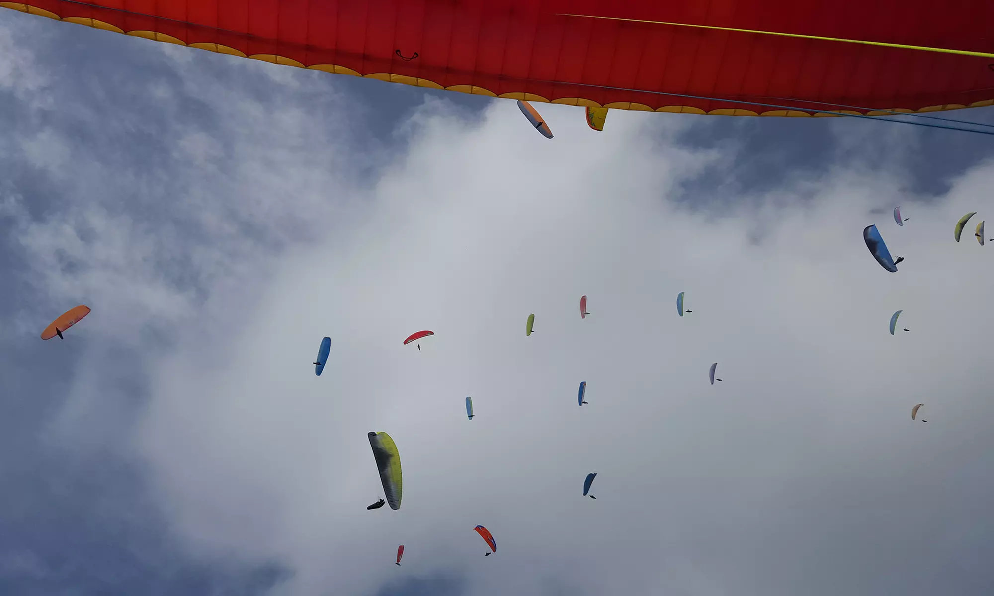 Lot paralotnią z akrobatyką