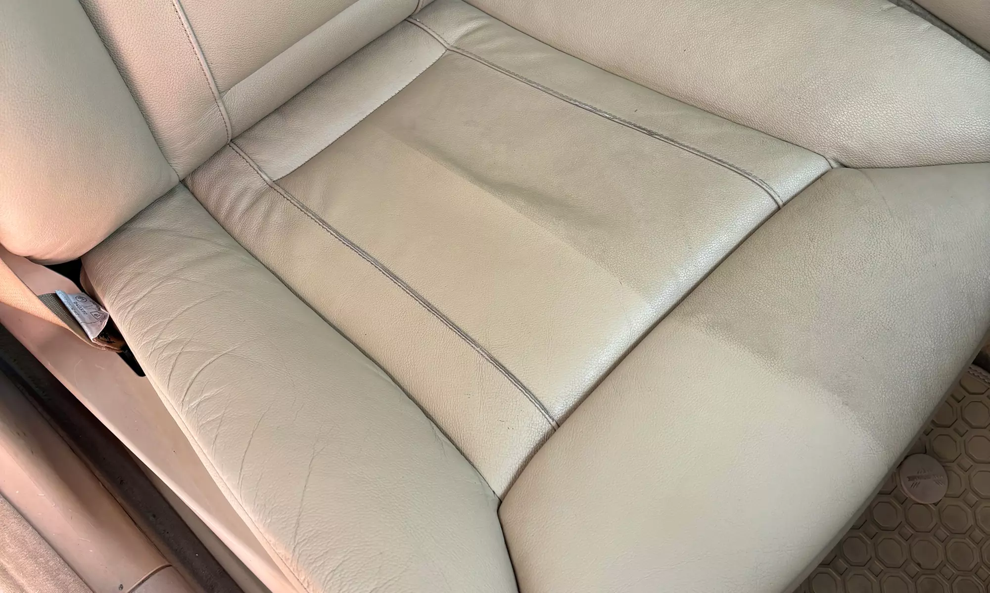 Standardowe i kompleksowe pranie tapicerki auta