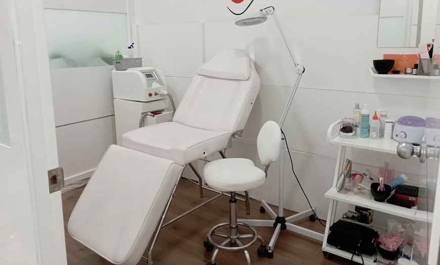 Image 1: Tratamiento Dermapen facial con relleno dérmico y cóctel de vitaminas