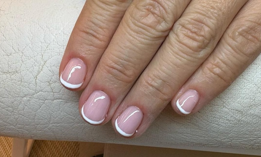 Image 2: Manicura y/o pedicura con semipermanente