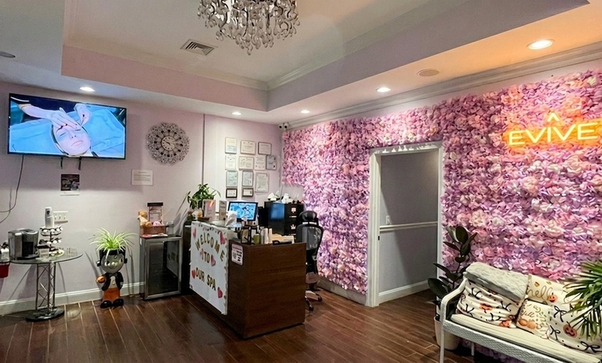 Image 2: 50-Min Reflexology & Massage or Reflexology + 45-Min Head Spa