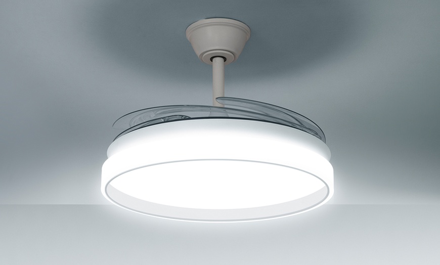 Image 3: Ventilador de techo silencioso con aspas retráctiles, de InnovaGoods