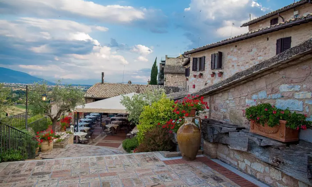 Spello: 1 o 2 notti in matrimoniale Standard con colazione, Spa e cena