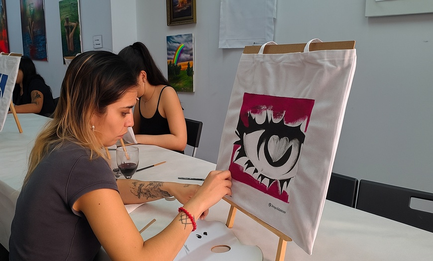 Image 2: Taller "Crea y pinta tu tote bag" con barra libre de vino para 1 o 2