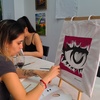 Image 2: Taller "Crea y pinta tu tote bag" con barra libre de vino para 1 o 2