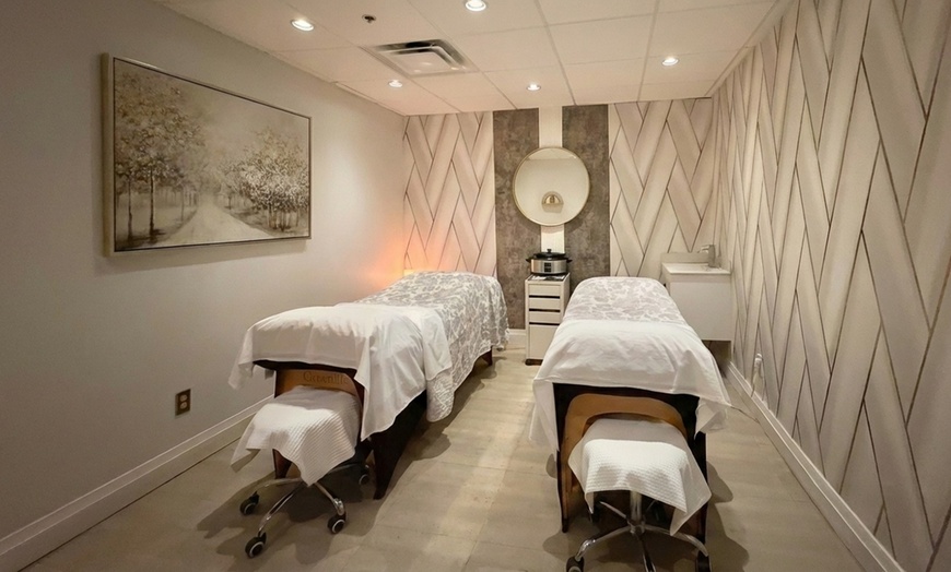 Image 2: Swedish or Deep Tissue Couples Massage with Hot Stones: 1/2 Sessions