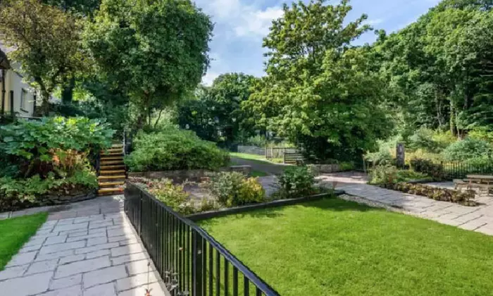 Rolling Hillside Retreat in Devon: Scenic Apartment Stay up to 6