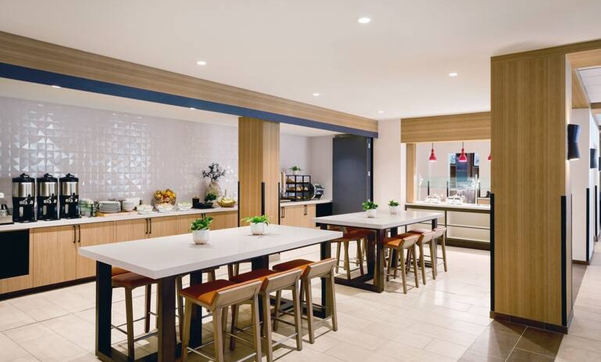Image 21: Comfortable Budget Hotel Near LAX With Parking Included