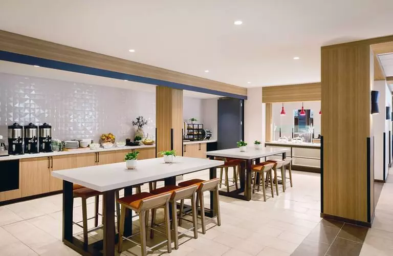 Comfortable Budget Hotel Near LAX With Parking Included