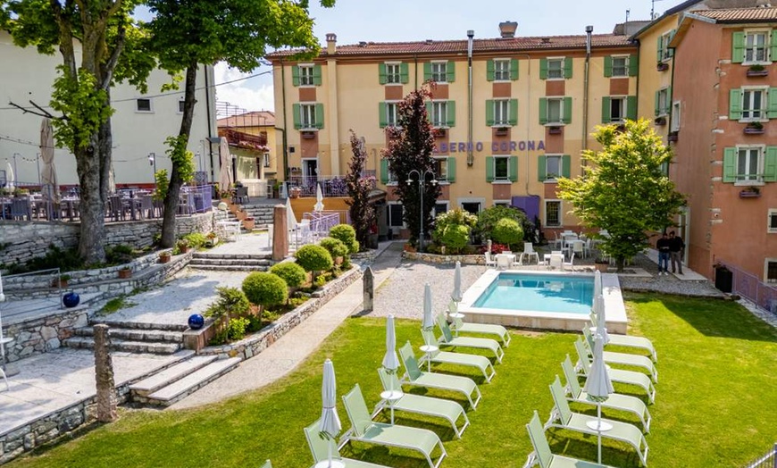 Image 20: Lago di Garda, Spiazzi: camera con colazione o mezza pensione per 2