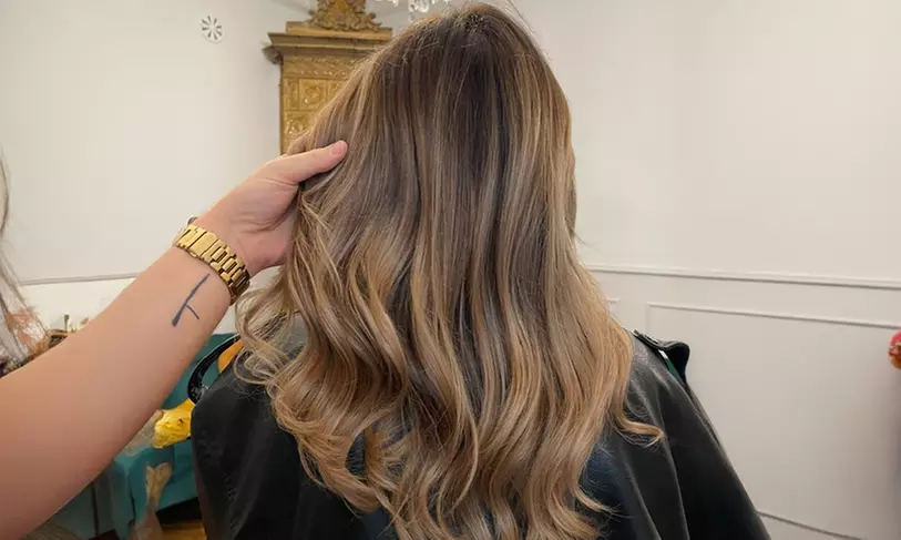 Kolor, który zachwyca, styl, który zostaje – wybrana stylizacja włosów