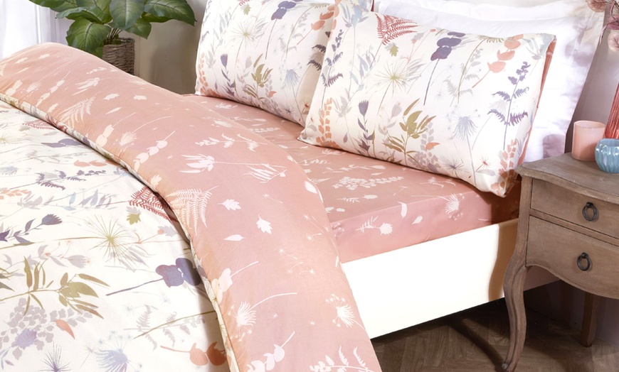 Image 6: Four-Piece Complete Duvet Set - Reversible, Easy Care Bedding