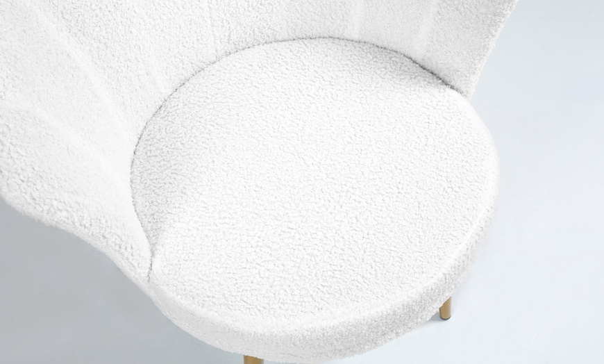 Image 61: Fauteuil coquillage en velours